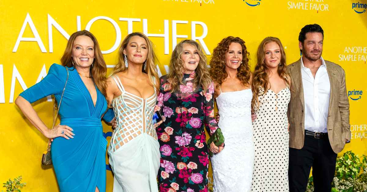 Blake-Lively-Poses-for-Family-Photo-With-Mom-Niece-at-A-Simple-Favor-Premiere-feature.jpg