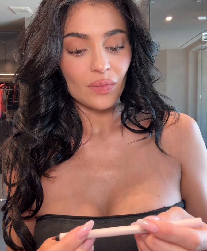 kylie-jenner-teases-new-lip-liner-and-mystery-drop-e1745348331249.jpg