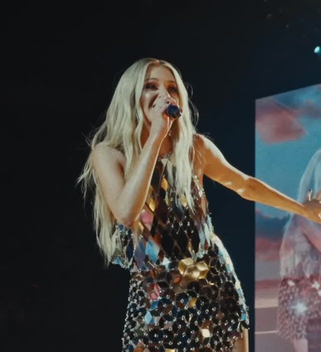 kelsea-ballerini-drops-live-tour-version-of-baggage-and-everyone-is-obsessed-e1746042503353.jpg