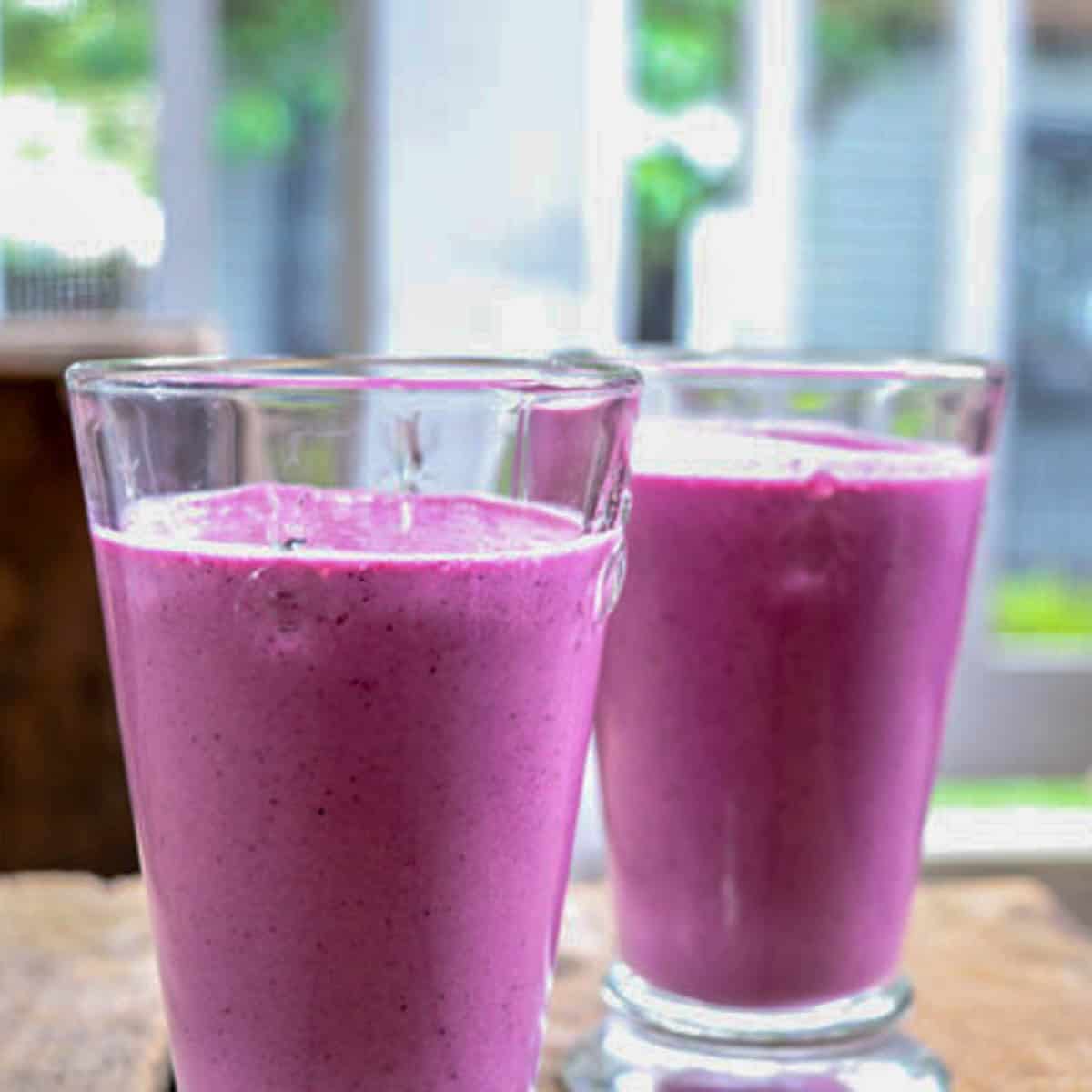Banana Berry Smoothie with Yogurt