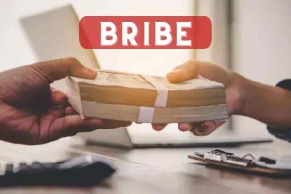 Satna Govt doctor caught on camera allegedly demanding Rs 500 bribe