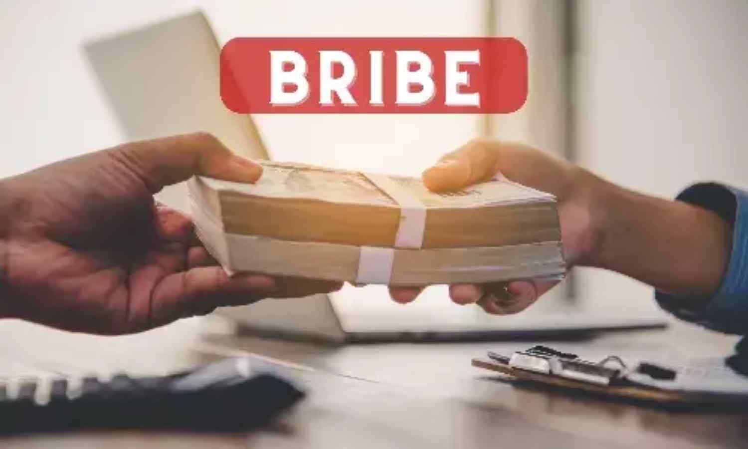 Satna Govt doctor caught on camera allegedly demanding Rs 500 bribe