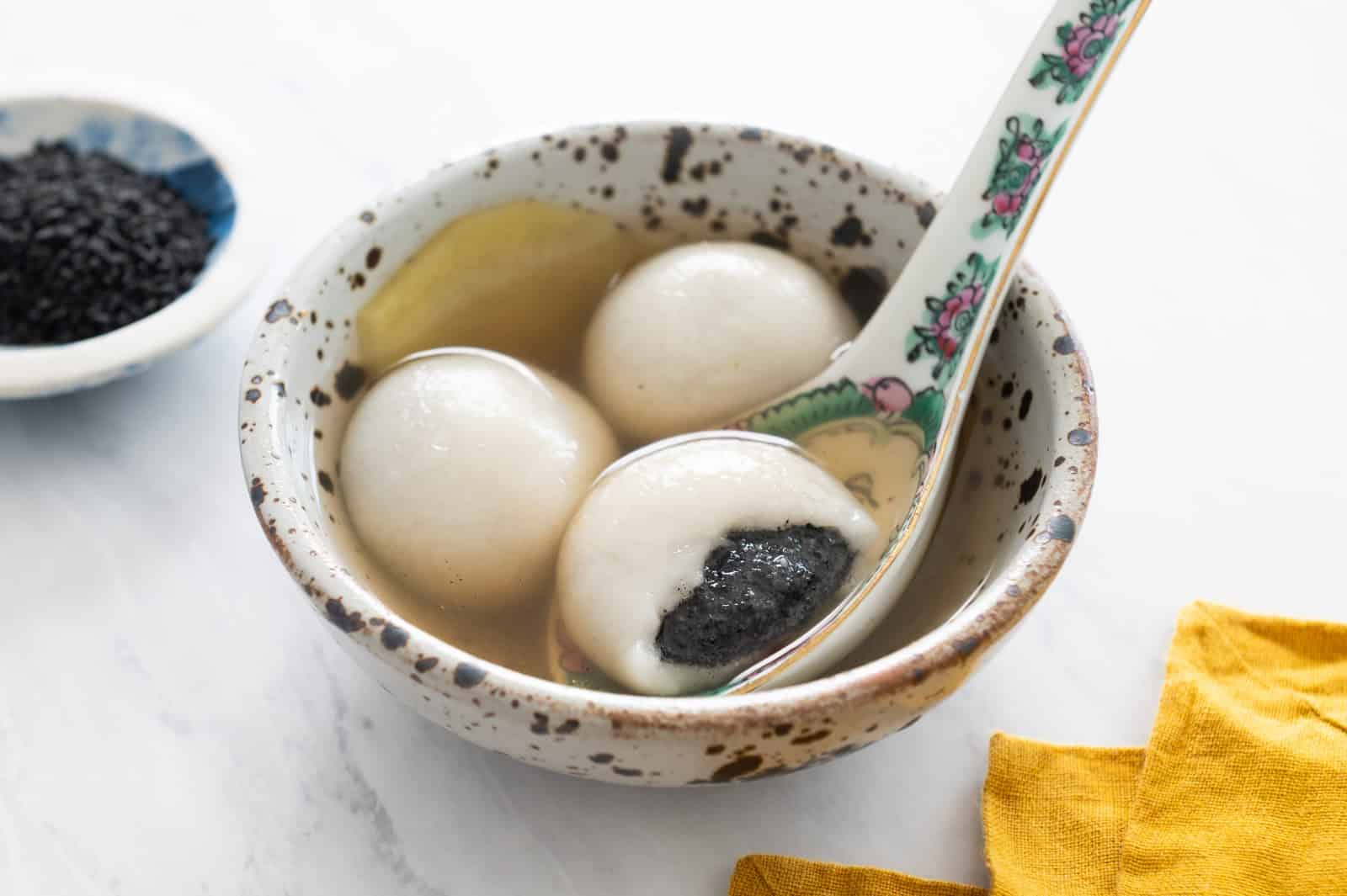 Black Sesame Tang Yuan (黑芝麻湯圓)