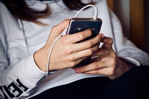 Parents’ smartphone use could harm child development