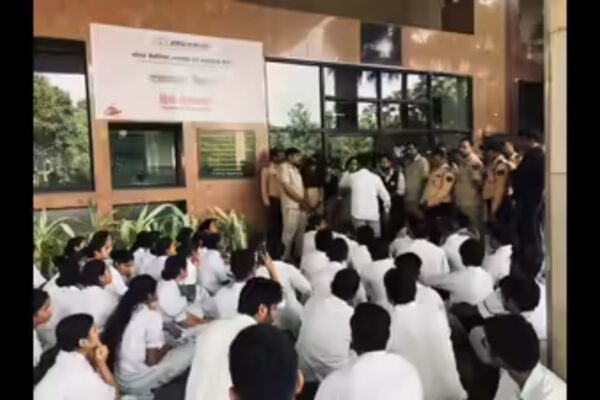 Bhopal Nursing student dies of Jaundice, Protest erupts over alleged negligence, contaminated food, water at BMHRC Bhopal Nursing student dies of Jaundice, Protest erupts over alleged negligence, contaminated food, water at BMHRC