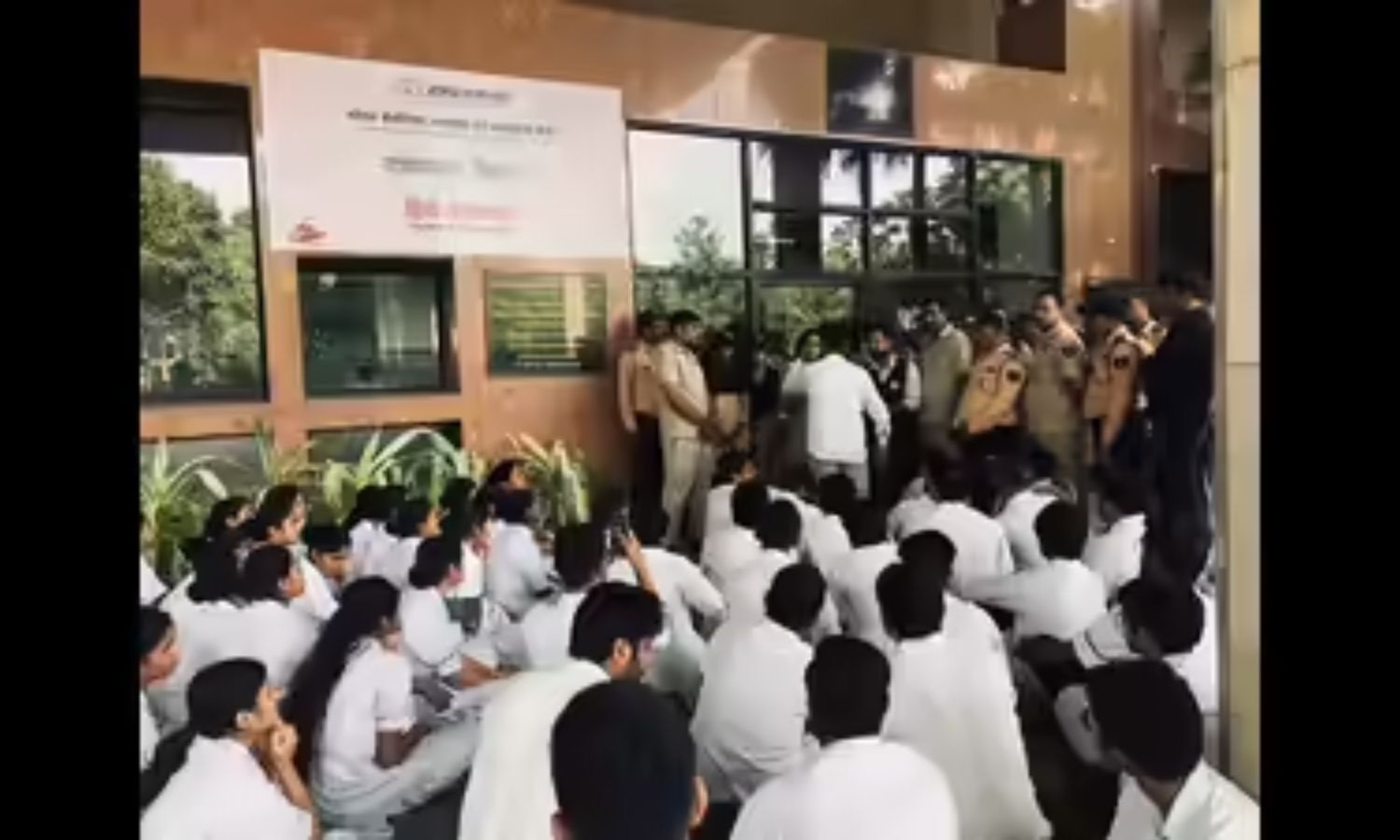 Bhopal Nursing student dies of Jaundice, Protest erupts over alleged negligence, contaminated food, water at BMHRC