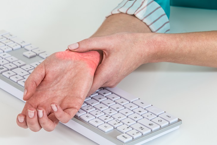 Don’t Ignore Numbness In Your Hands! Here’s What It Means