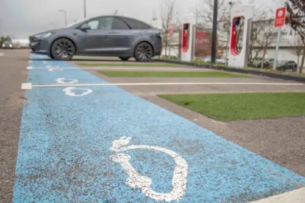 People replace their gas-powered cars every 12 years, while electric cars are renewed every 3 years, according to a study.