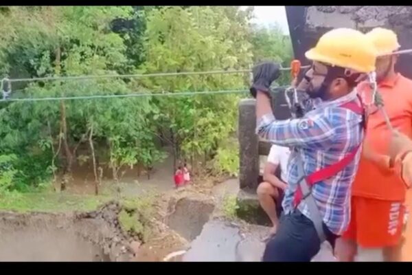 Doctor crosses gorge to reach flood victims in West Bengal Doctor crosses gorge to reach flood victims in West Bengal
