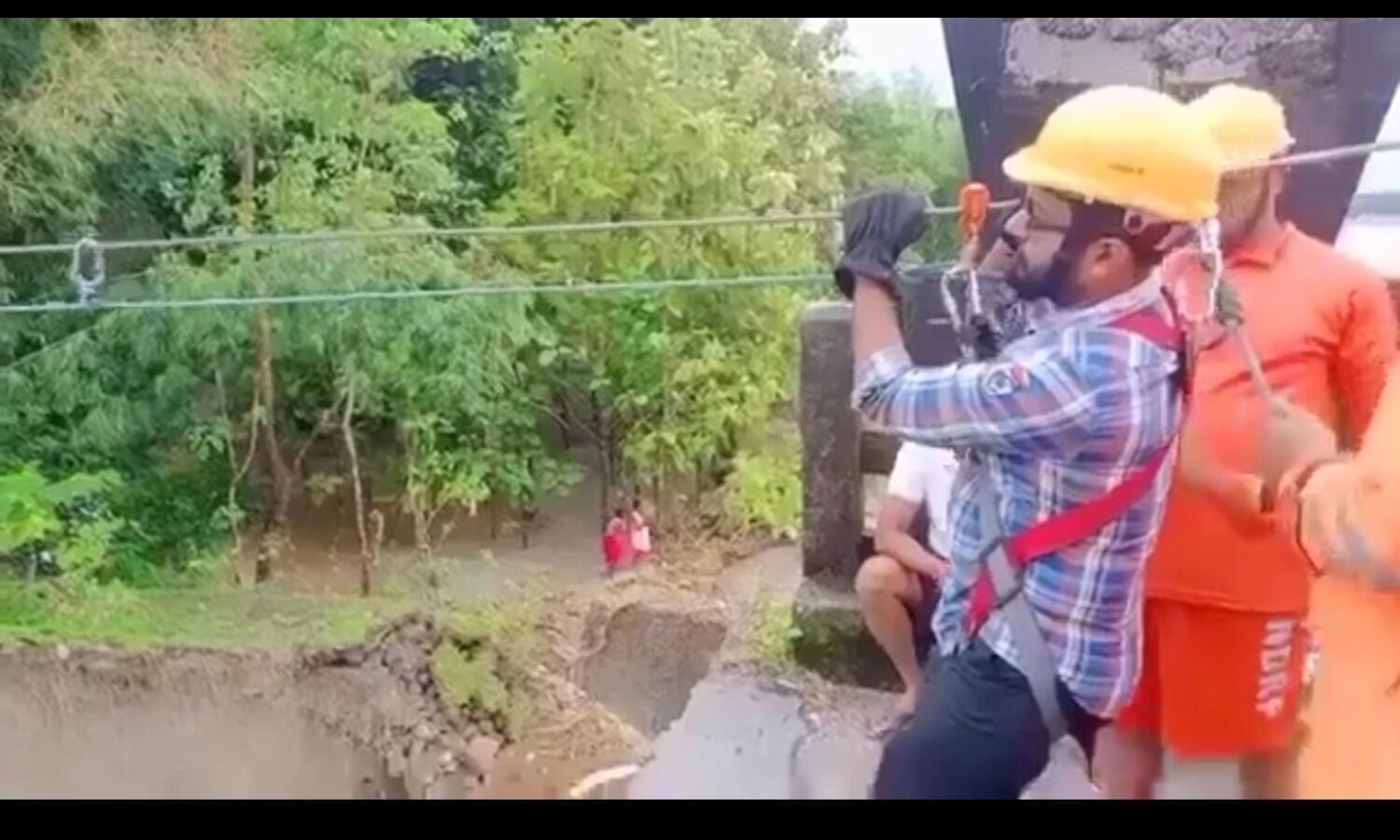 Doctor crosses gorge to reach flood victims in West Bengal
