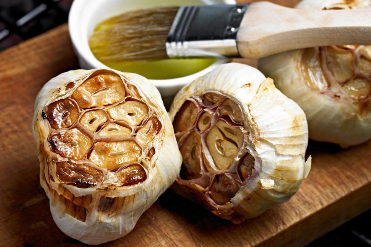 How to roast garlic in a garlic roaster ?