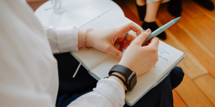 How Are Therapists Different From Psychologists?